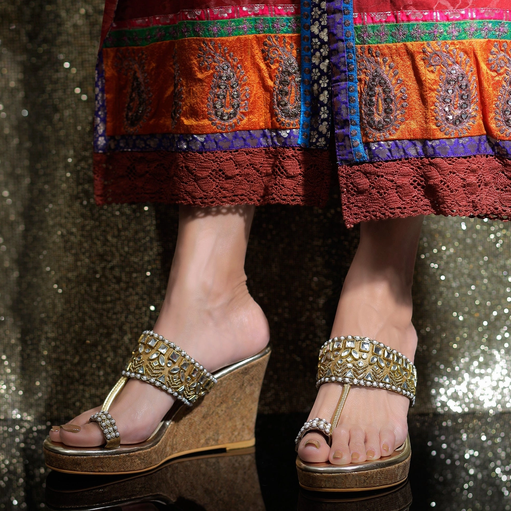 INAAYAT- EMBELLISHED KOLHAPURIS Seamless Look Toe Gripping Technology