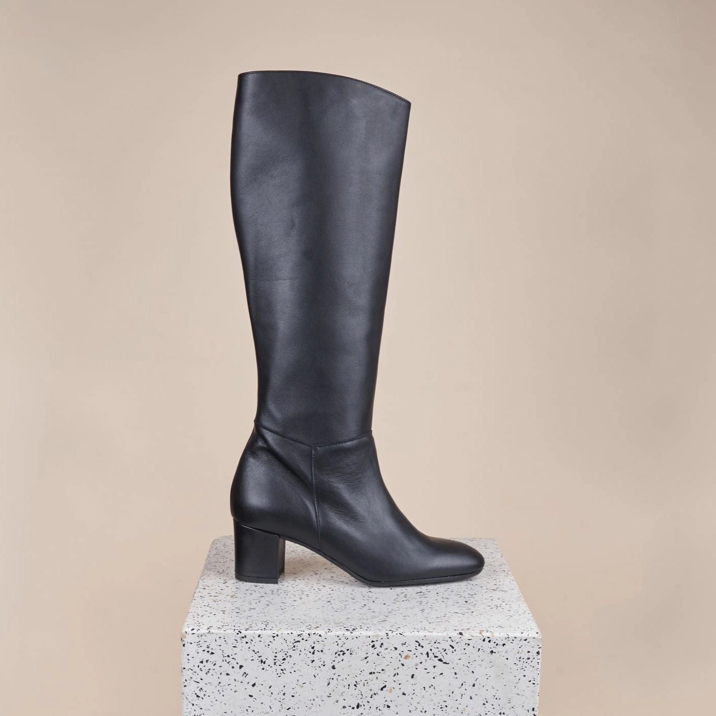Protective Finish Rough Terrain Forli - Black Calf Leather