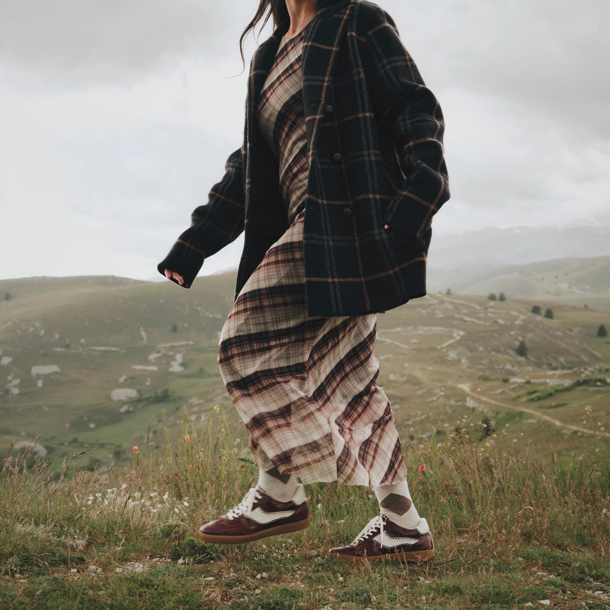 NOTICE STITCH SNEAKERS OXBLOOD CROCO EMBOSSED LEATHER Stability Balance Flexible Tread Pattern