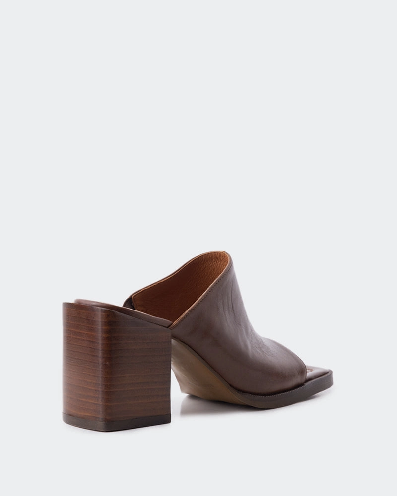 Arleth Chestnut Leather Stiff