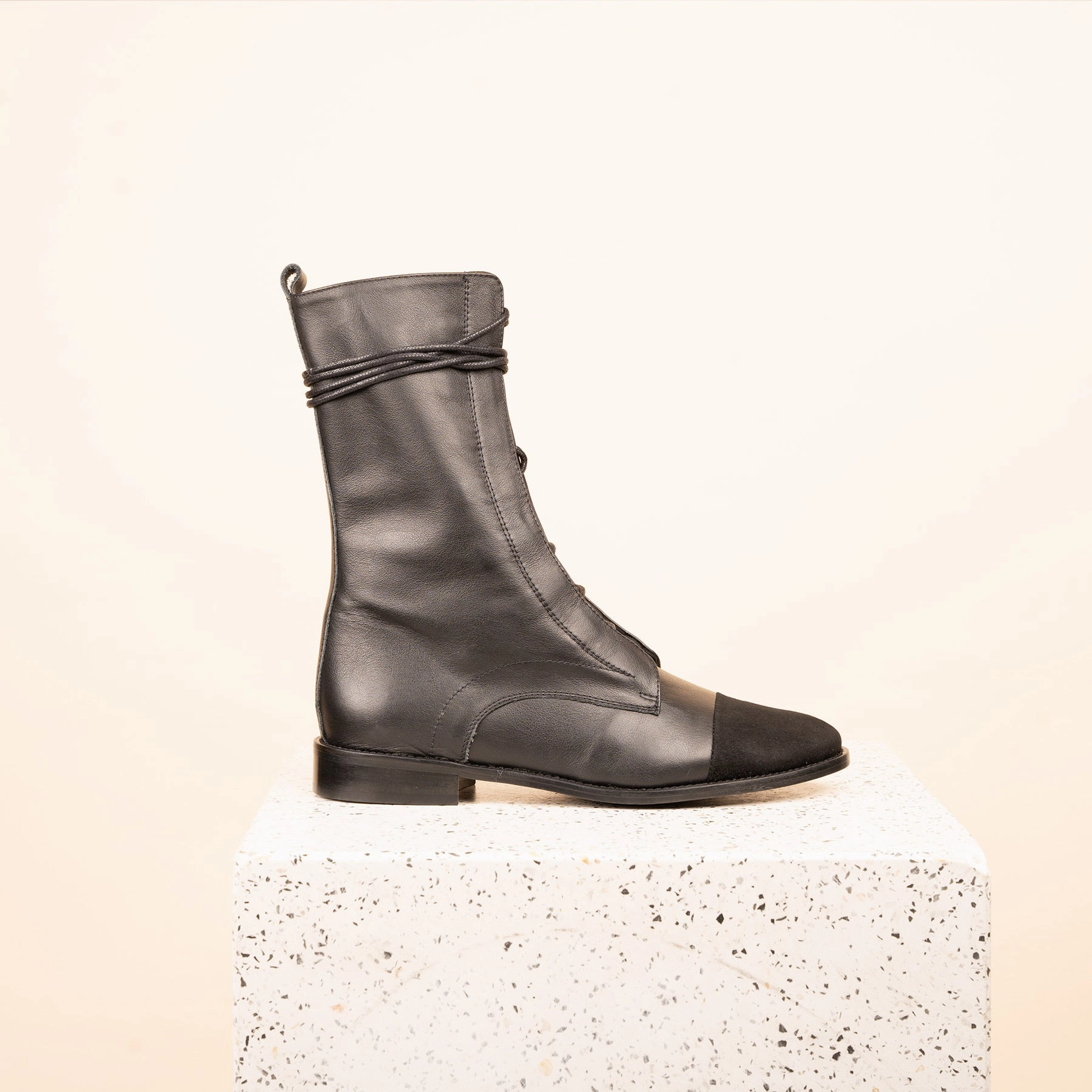 Insulated Outdoor Explorer Street Walk Milano - Black Leather Suede Cap