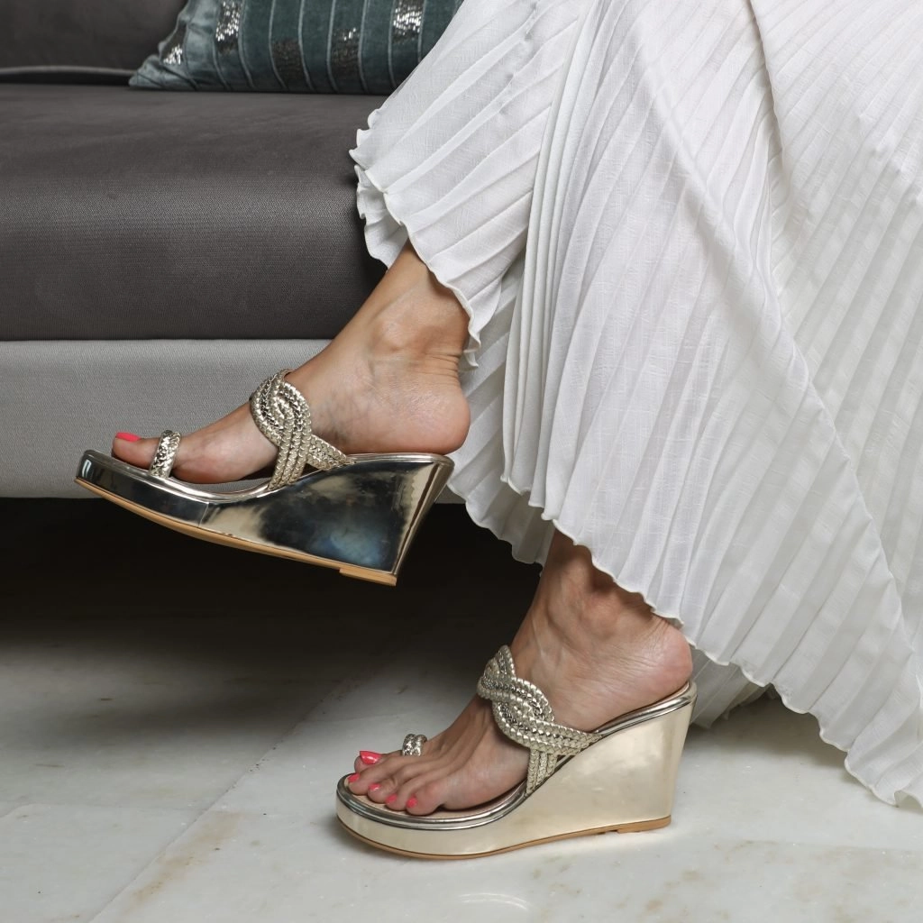 Secure Wrap NAZAKAT- GOLD KOLHAPURIS