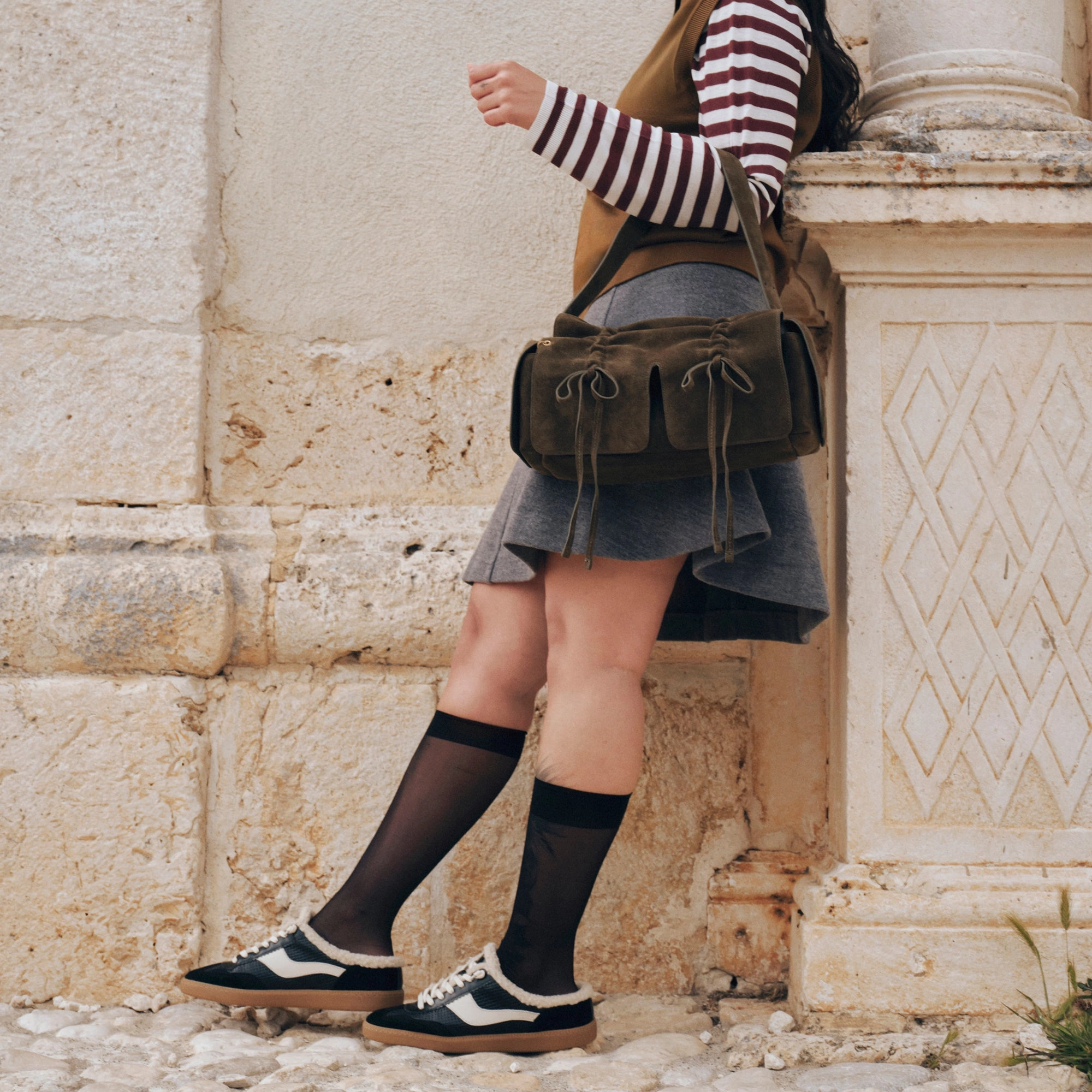 Durable Tread Pattern NOTICE SLIDE PLUSH SNEAKERS BLACK WOVEN LEATHER