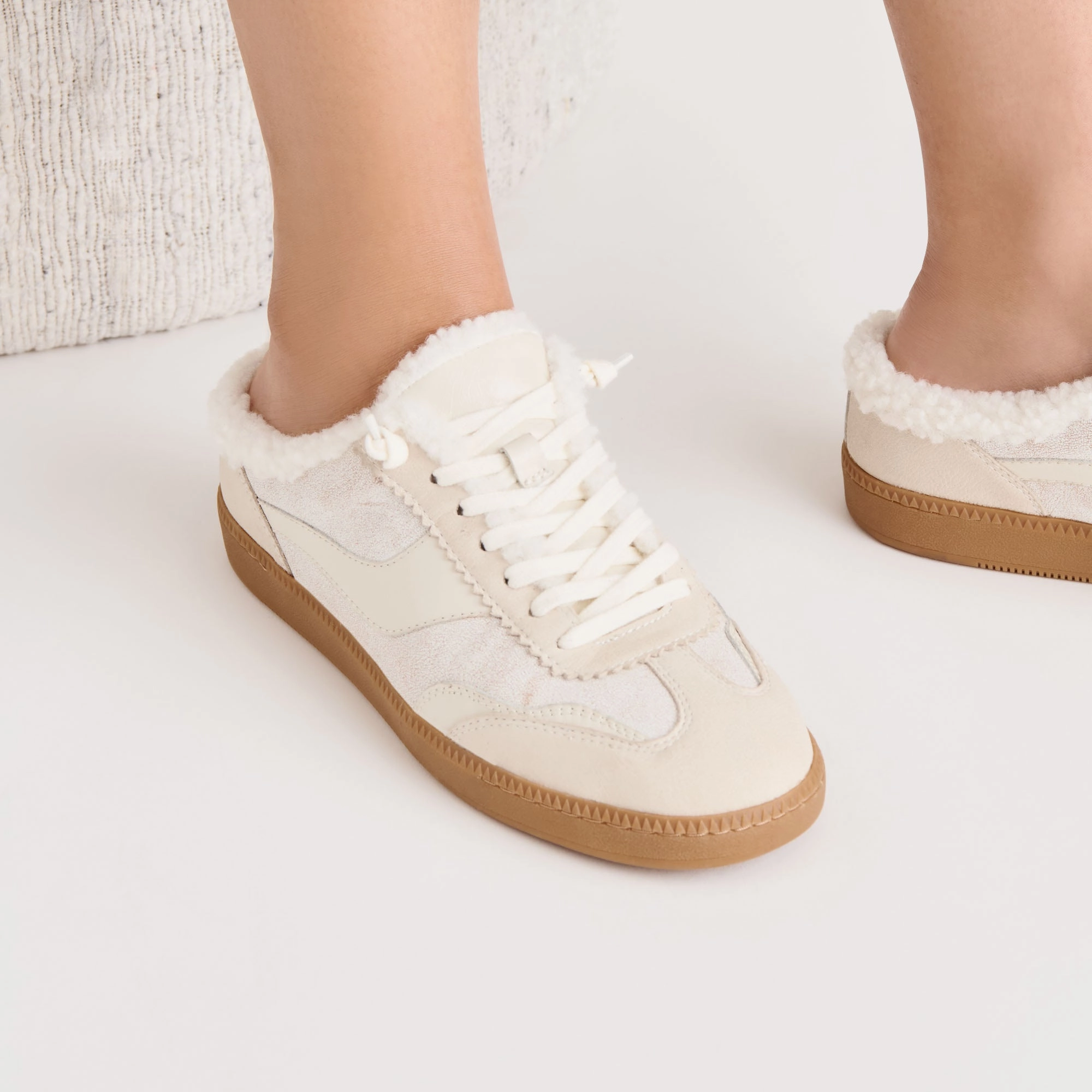 Gym Wear Neutral NOTICE SLIDE PLUSH SNEAKERS OFF WHITE CRACKLED LEATHER