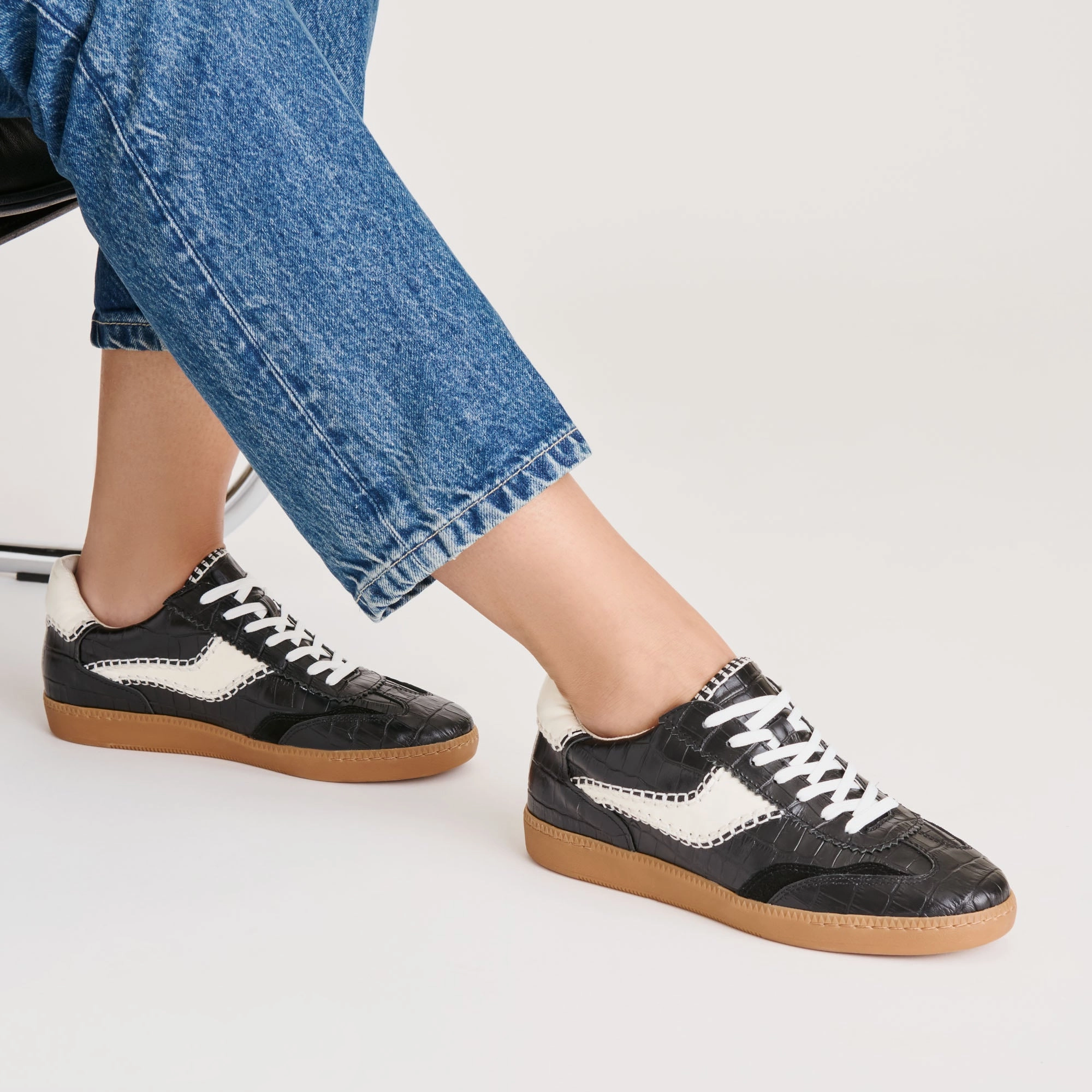 Skid Resistant Base NOTICE STITCH SNEAKERS NOIR CROCO EMBOSSED LEATHER