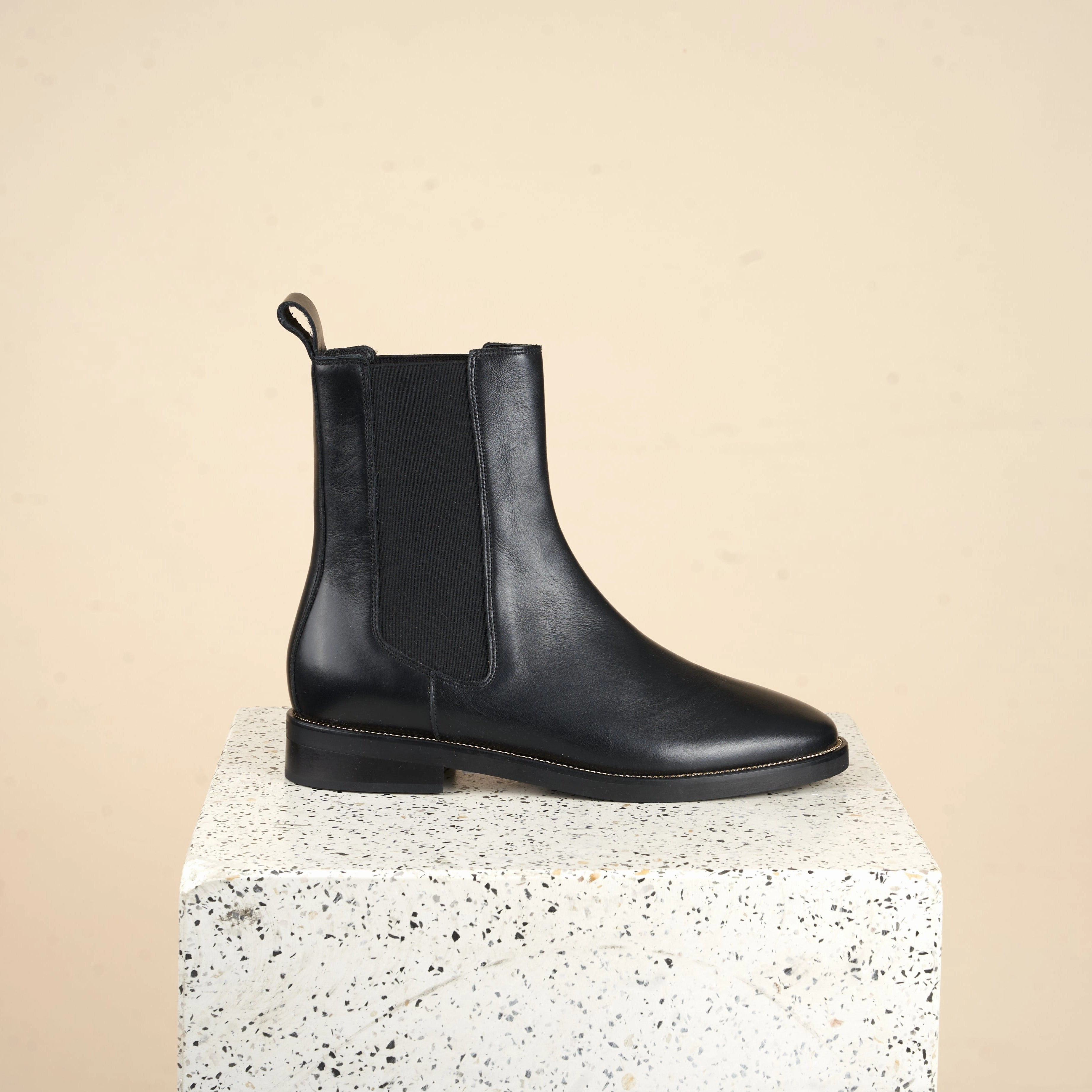 Versatile Performance Pavia - Black Leather