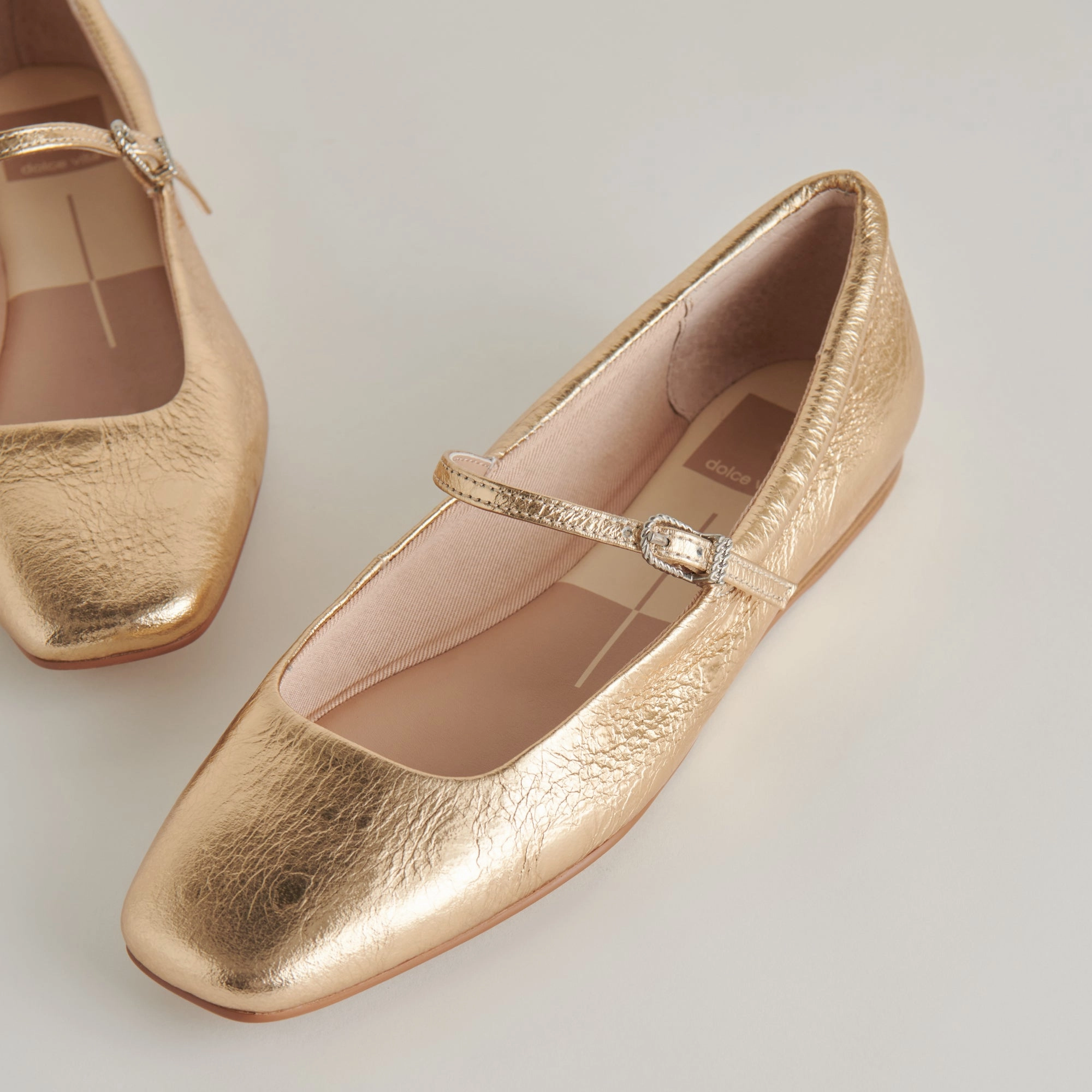 REYES BALLET FLATS GOLD DISTRESSED LEATHER Tailored durability Superior support