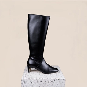 Mud Resistant Weekend Wanderer Stella - Black Leather