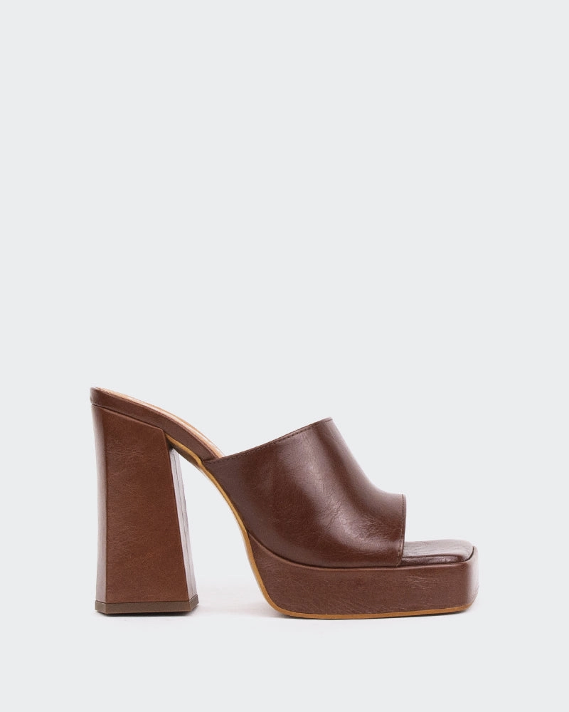 Vendome Chestnut Leather Relaxed Beach Shoes